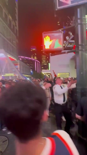 纽约球迷爬路灯庆祝胜利 被警察当场逮捕手铐考走！