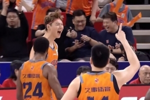 神来之笔！王哲林强攻1打2 挂着防守高难度打成2+1